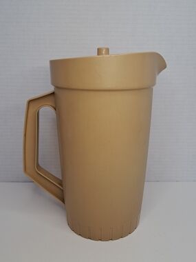 Tupperware 2-Quart Pitcher # 800-4 Vintage Harvest Tan with Push Button Lid